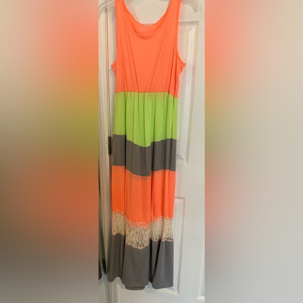 Women’s Maxi Dress Size Medium - Picture 2 of 2